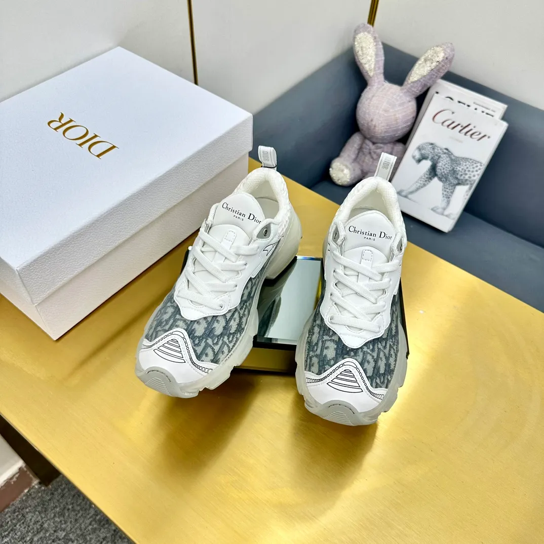 👟👟Ex-factory price 700👟👟 Top version 🌟🌟Dior 2024 spring and summer catwalk new style Vibe iconic fashion modern sports dad shoes CD letter logo Oblique printed pattern lace-up color-blocking thick-soled running shoes Stars' same jelly color casual women's shoes The top high-end version on the market Material: The upper is made of special technology with mesh fabric spliced with metal cowhide + environmentally friendly breathable fabric lining + original molded Tpu combination outsole. Bottom thickness: 4CM Size: 35-40 standard code (34.41 customization is not returnable)